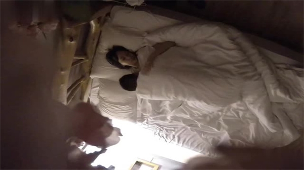 酒店偷拍流出！鲜嫩学妹与巨根男友开房激战呻吟